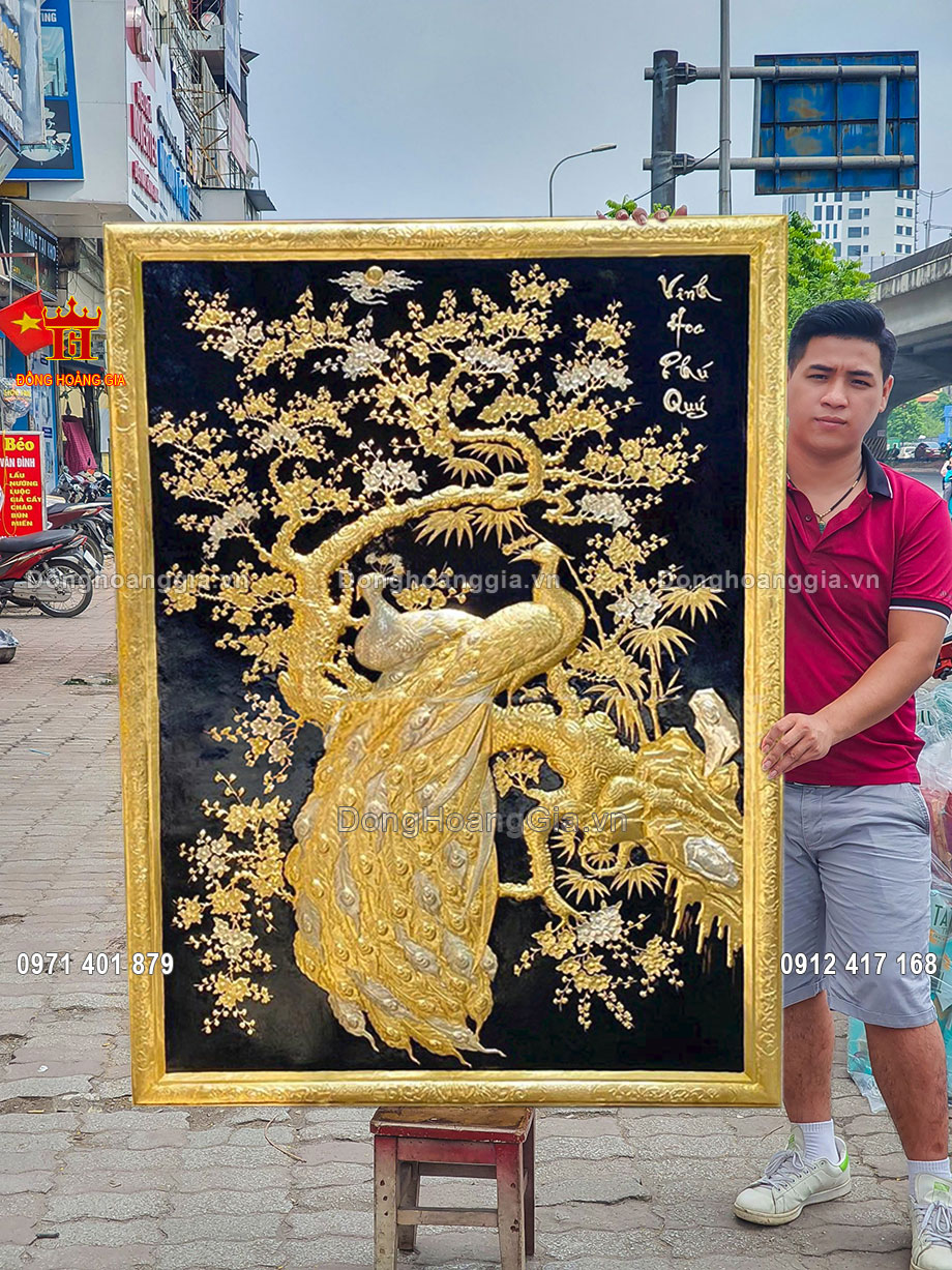 Tranh chim công hoa mai bằng đồng mạ vàng bạc được chế tác thủ công